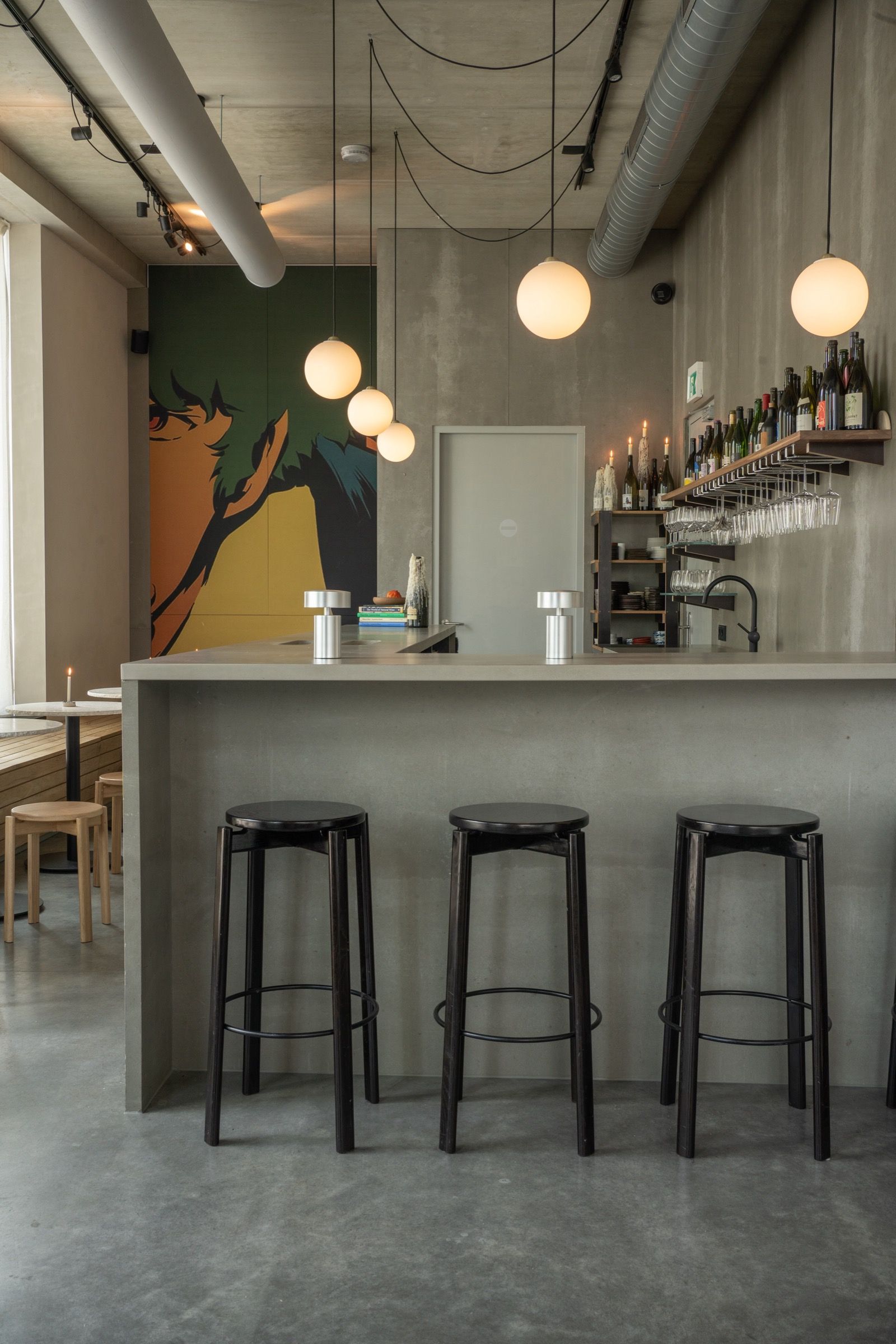 Gegoten betonnen toonbank met opaalglazen bollampen, Bottleshop Amsterdam