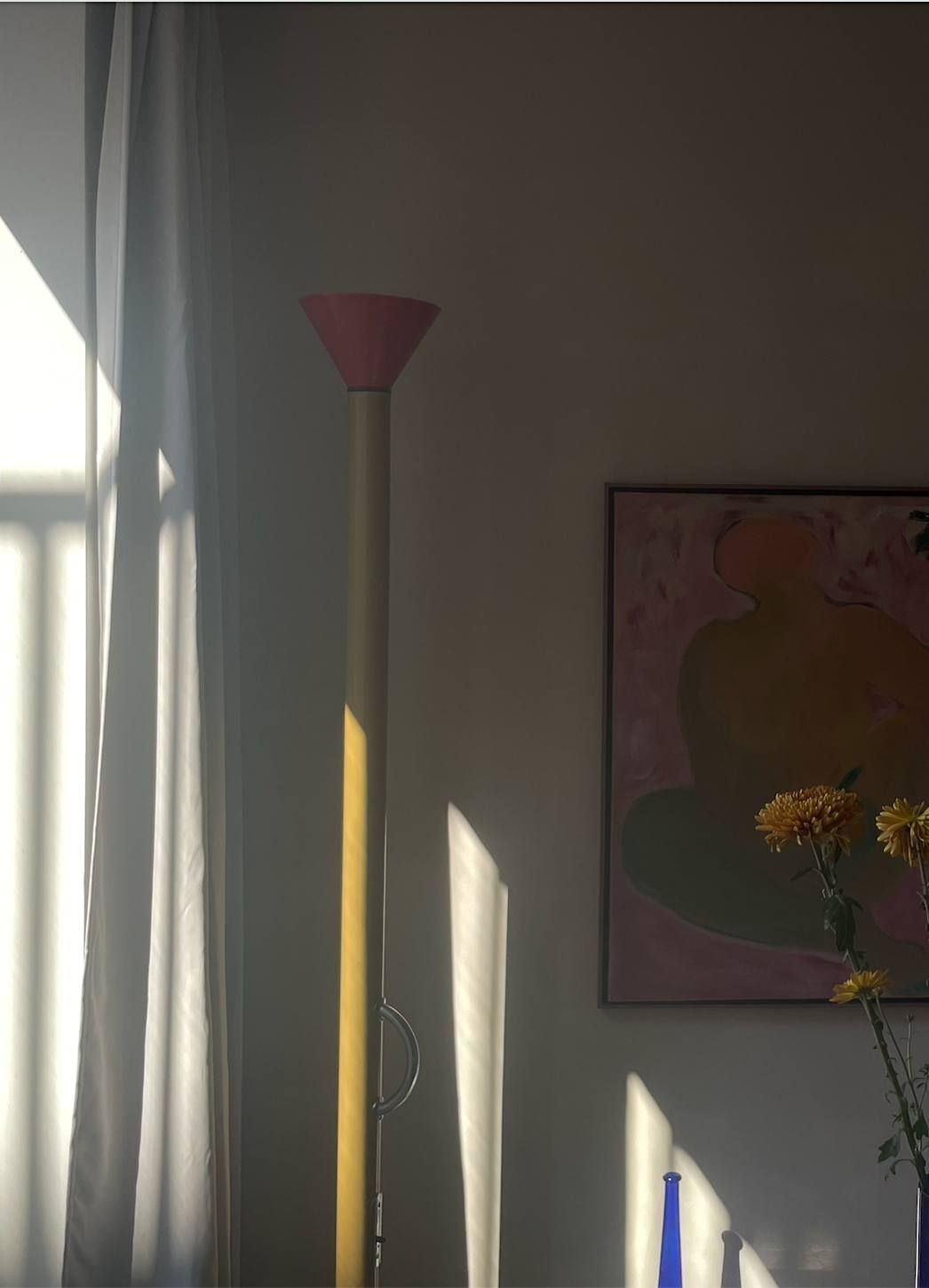 Laat middaglicht over de woonkamerwand, voormalige werkplaats aan de Grasweg, Amsterdam