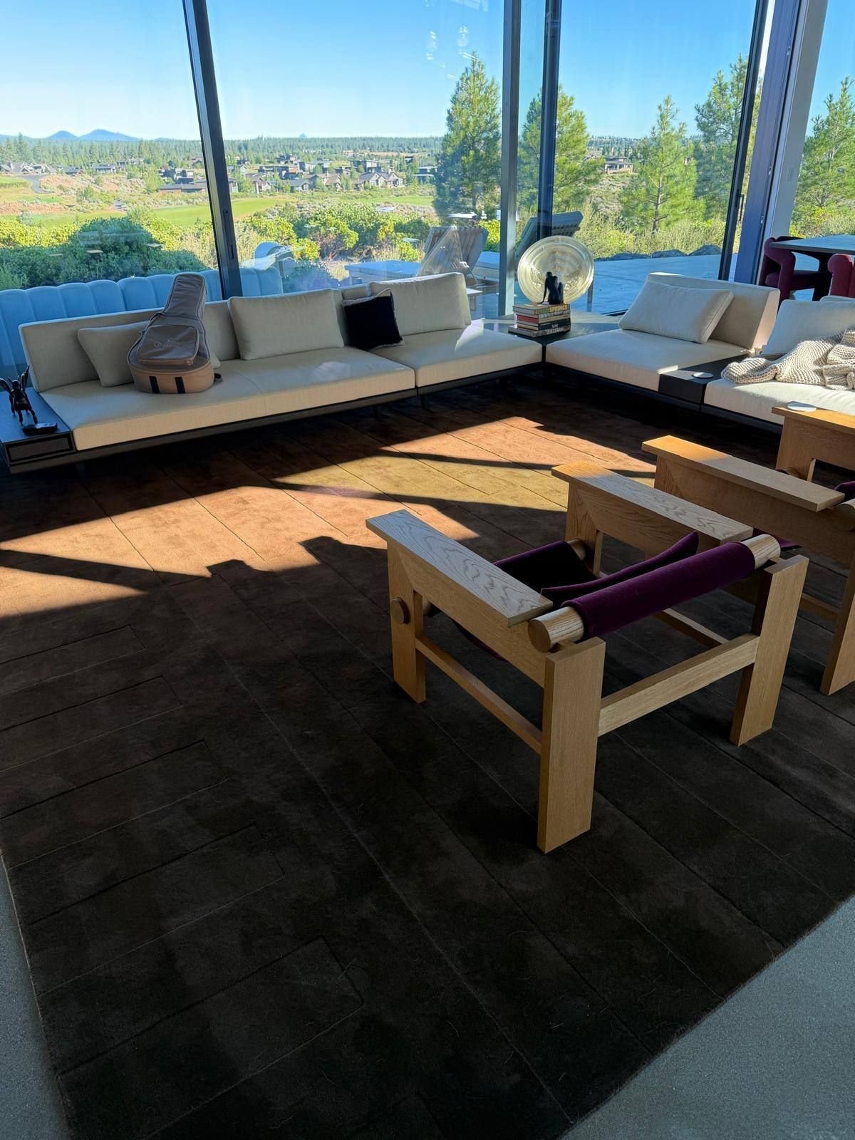 Eiken fauteuil tegen een raam over de volle hoogte met uitzicht op het dal, Oregon